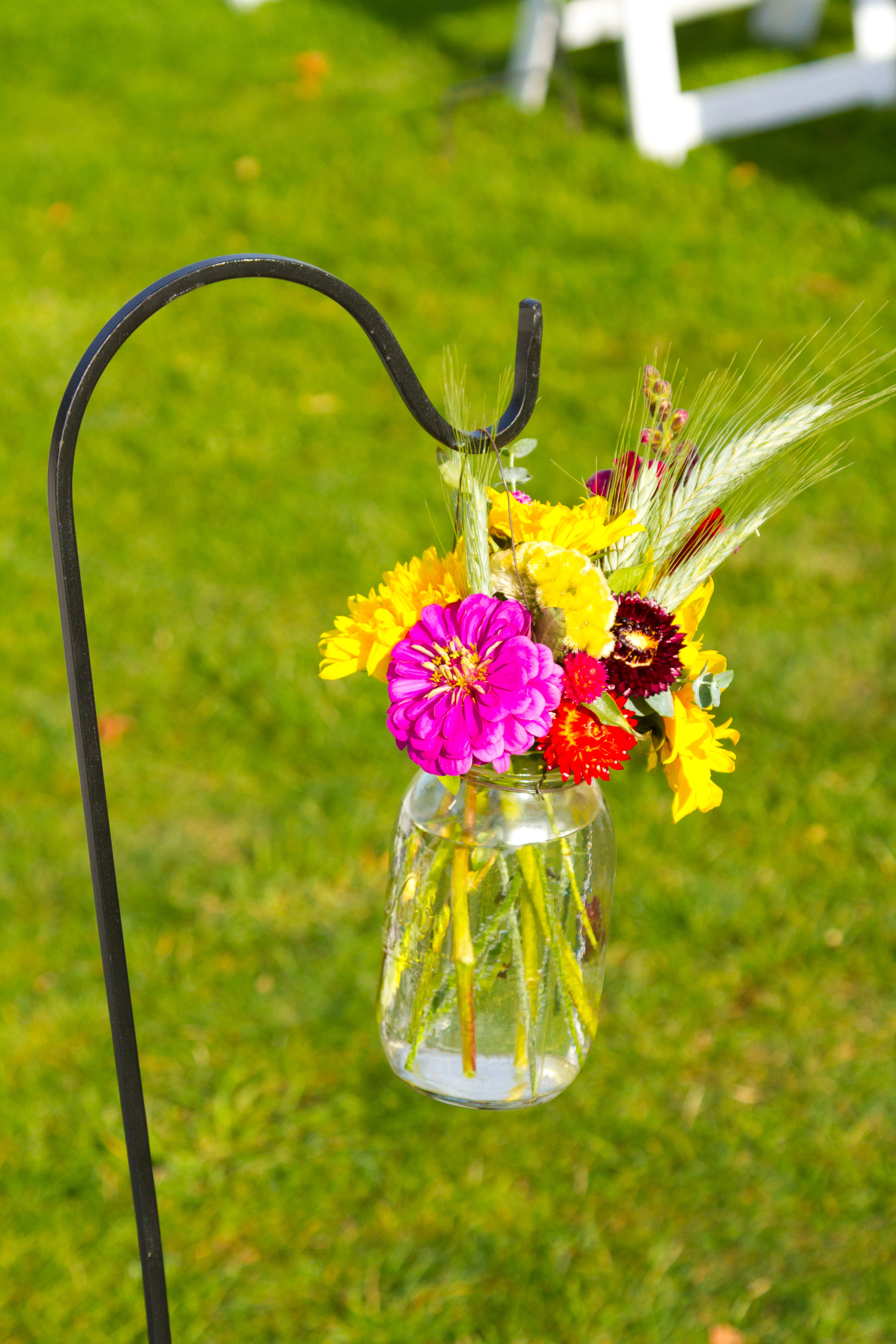 bouquet dans pot en verre suspendu